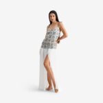 Vestido Largo Mariposa – Este vestido largo de corte recto presenta un escote en forma de corazón y está confeccionado con una mezcla de encaje y gasa plisada.
