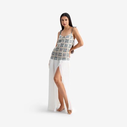 Vestido Largo Mariposa – Este vestido largo de corte recto presenta un escote en forma de corazón y está confeccionado con una mezcla de encaje y gasa plisada.