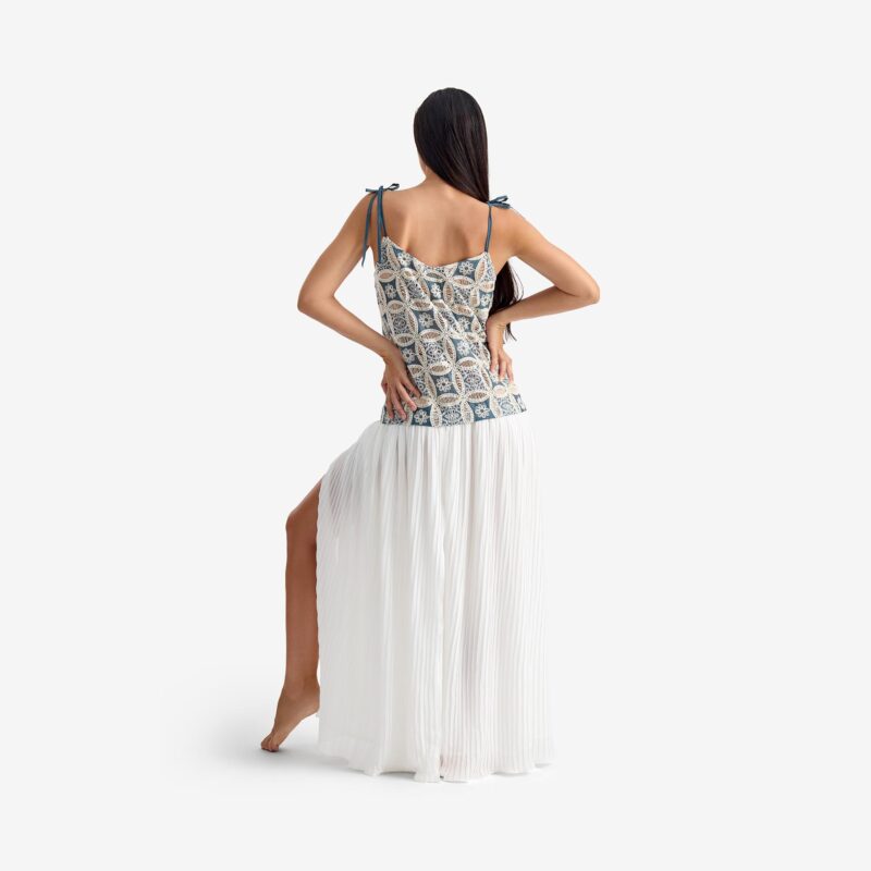 Vestido Largo Mariposa – Este vestido largo de corte recto presenta un escote en forma de corazón y está confeccionado con una mezcla de encaje y gasa plisada.