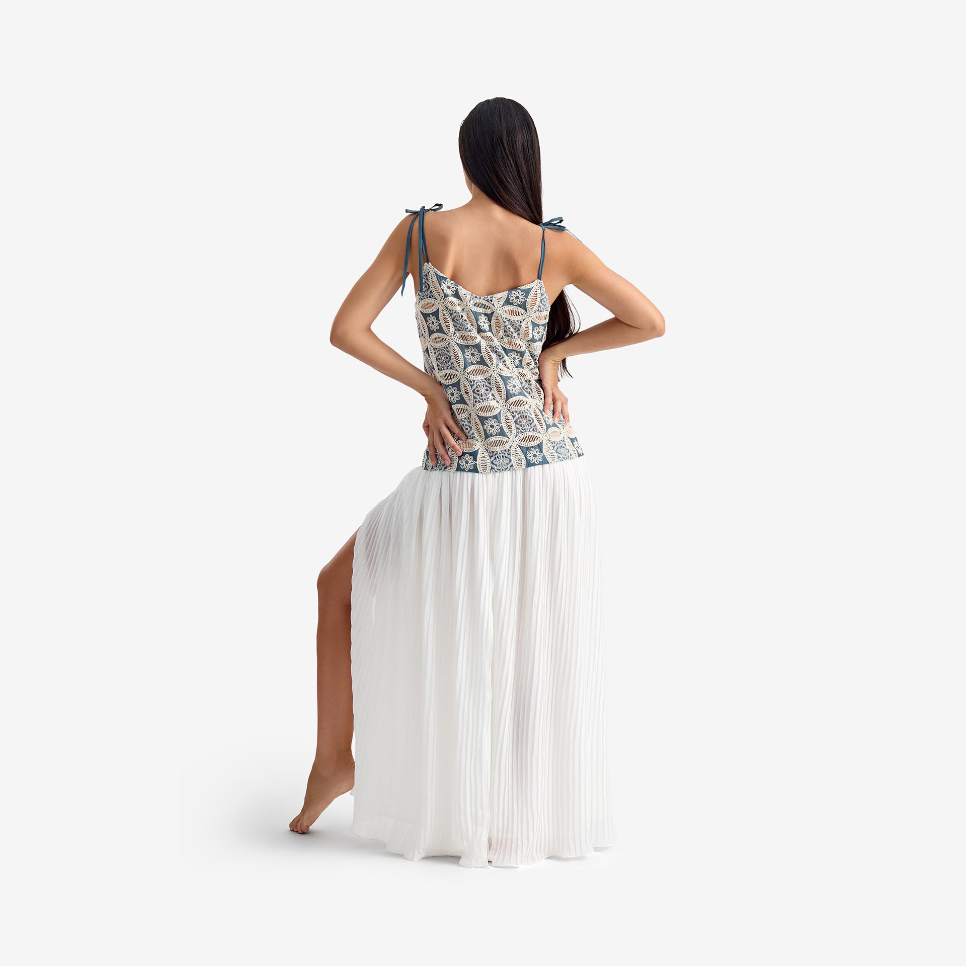 Vestido Largo Mariposa – Este vestido largo de corte recto presenta un escote en forma de corazón y está confeccionado con una mezcla de encaje y gasa plisada.