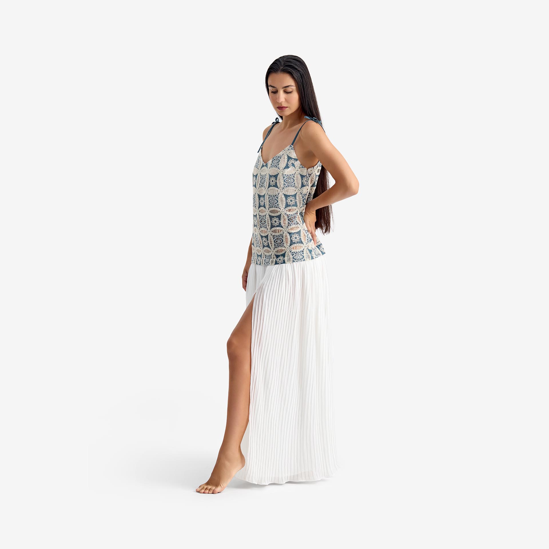 Vestido Largo Mariposa – Este vestido largo de corte recto presenta un escote en forma de corazón y está confeccionado con una mezcla de encaje y gasa plisada.