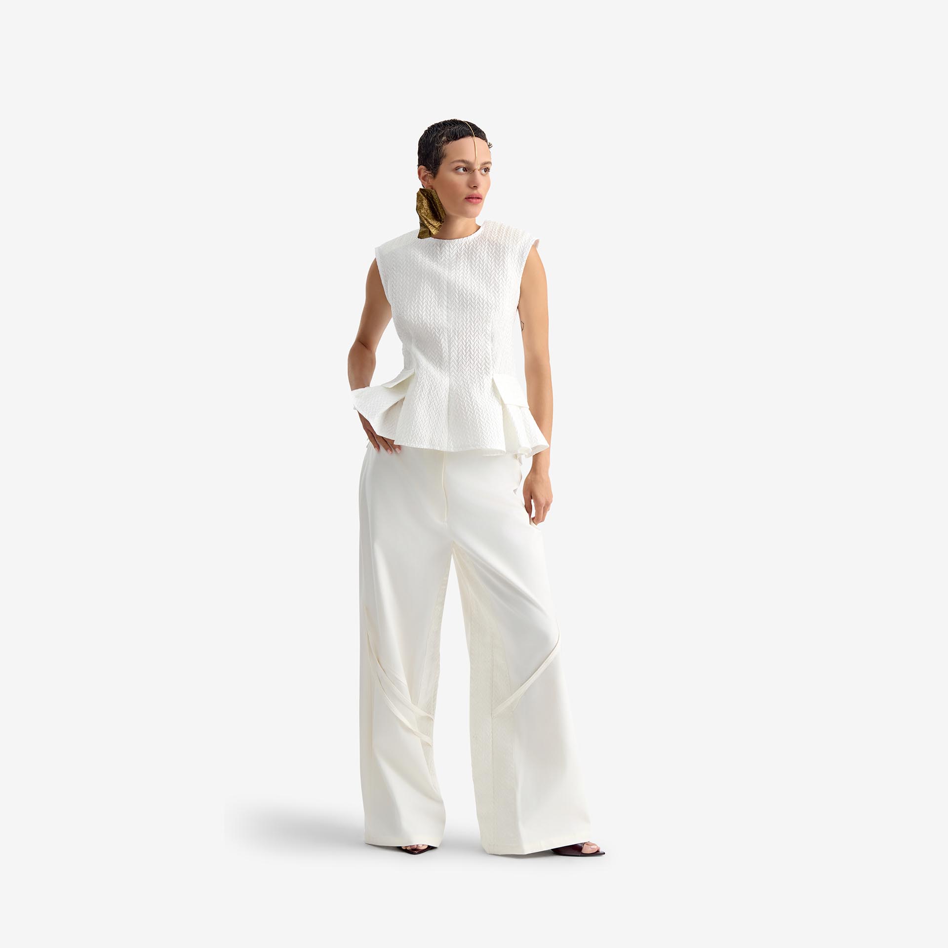 Caterpillar Top Off white - This fitted jacquard top makes a bold, architectural statement with oversized shoulder pads to accentuate the upper silhouette.
