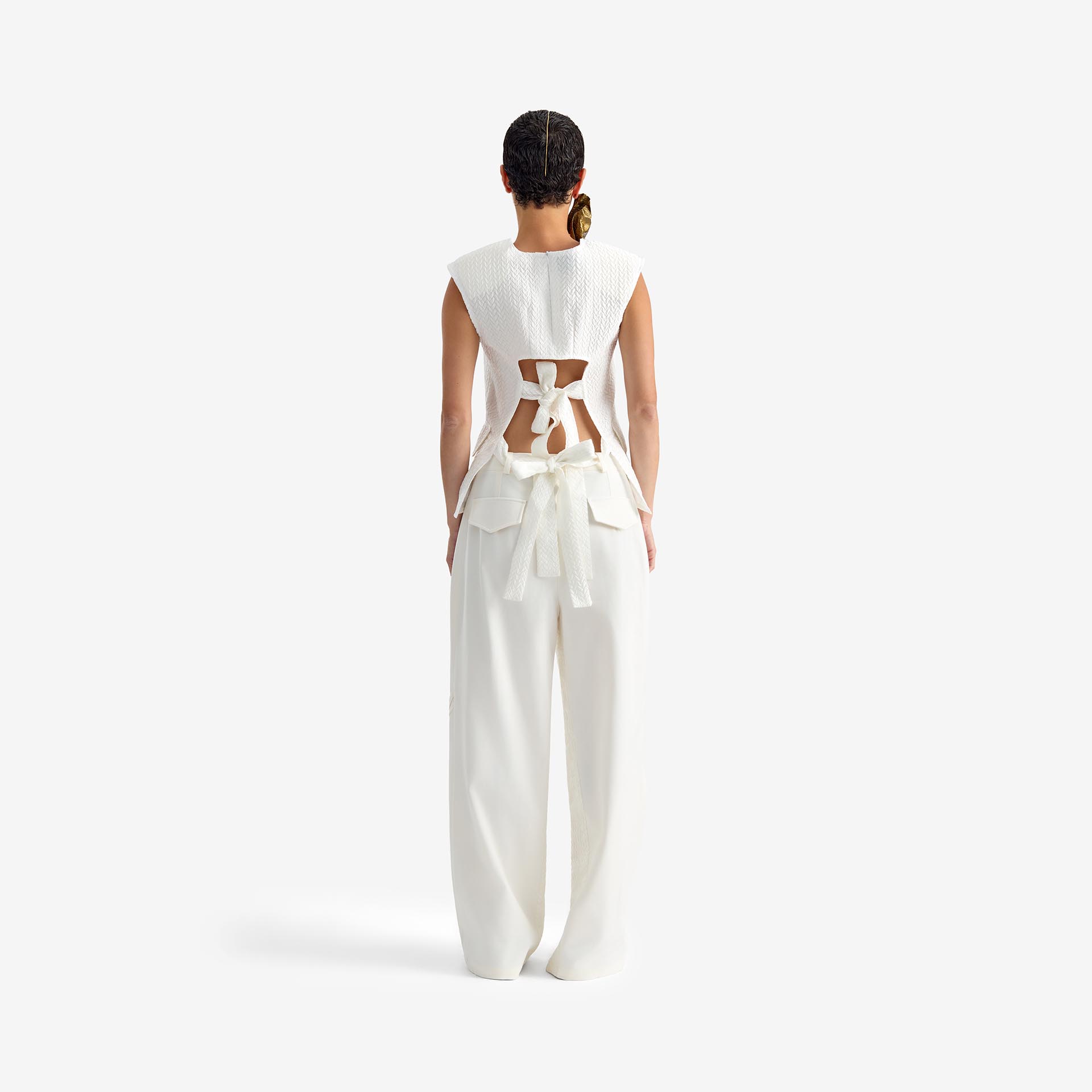 Caterpillar Top Off white - This fitted jacquard top makes a bold, architectural statement with oversized shoulder pads to accentuate the upper silhouette.