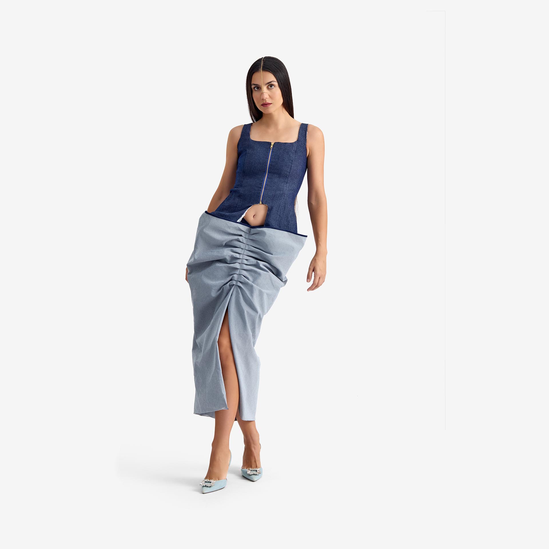 Falda Silk Nest - Esta falda midi de denim presenta una cintura baja con cremallera oculta en la parte trasera para un cierre sencillo
