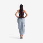 Falda Silk Nest - Esta falda midi de denim presenta una cintura baja con cremallera oculta en la parte trasera para un cierre sencillo