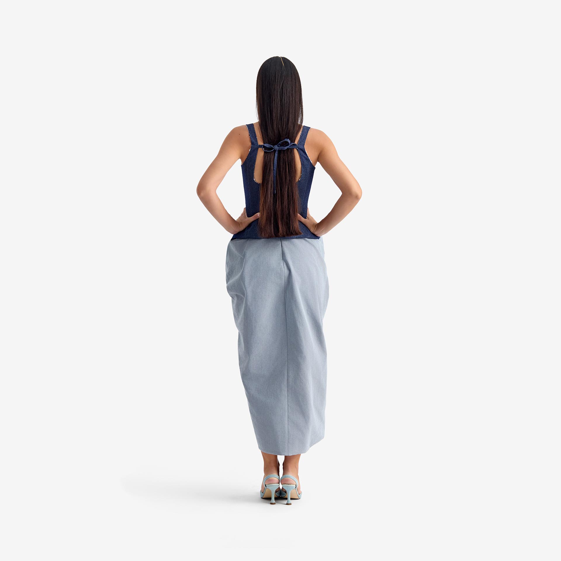 Falda Silk Nest - Esta falda midi de denim presenta una cintura baja con cremallera oculta en la parte trasera para un cierre sencillo