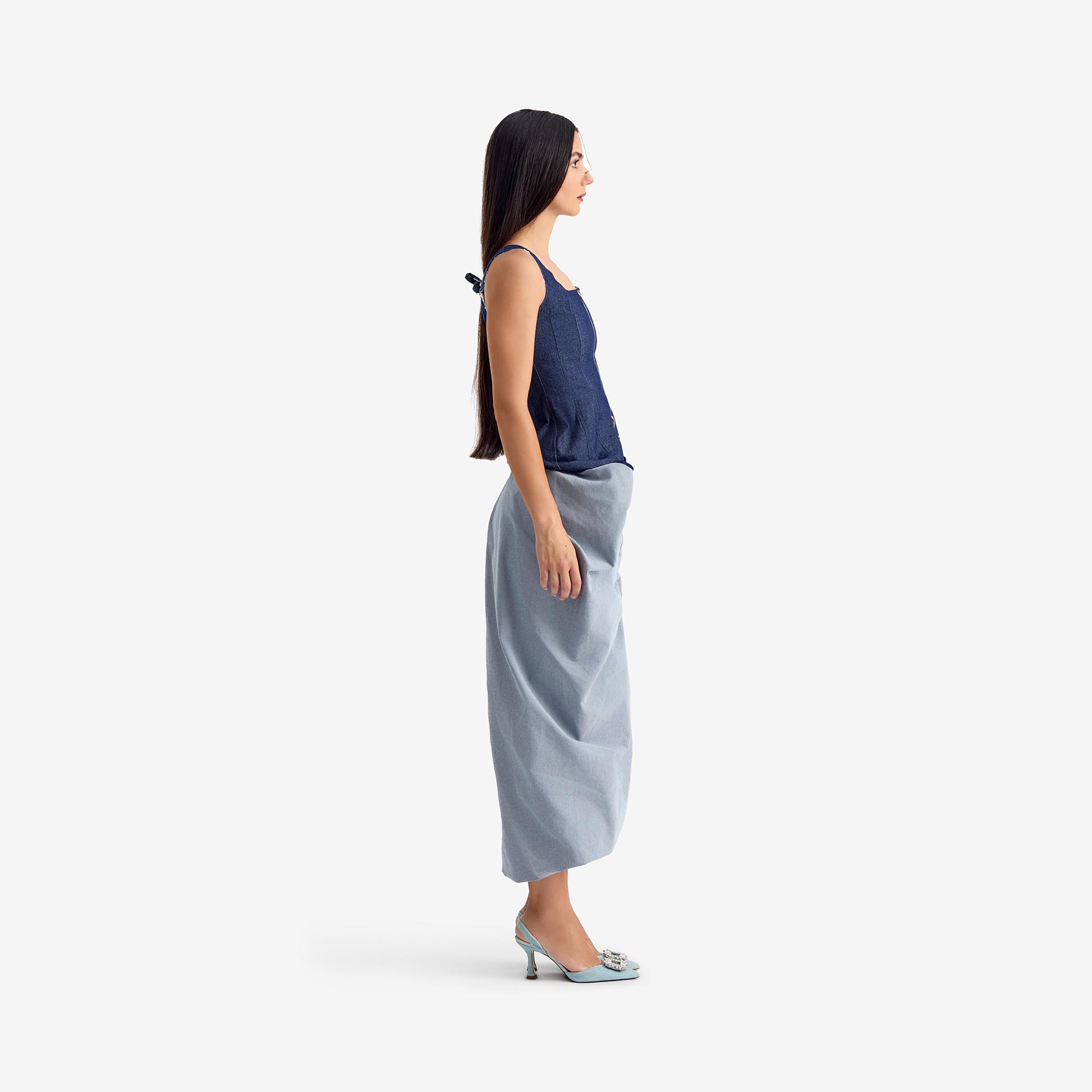 Falda Silk Nest - Esta falda midi de denim presenta una cintura baja con cremallera oculta en la parte trasera para un cierre sencillo