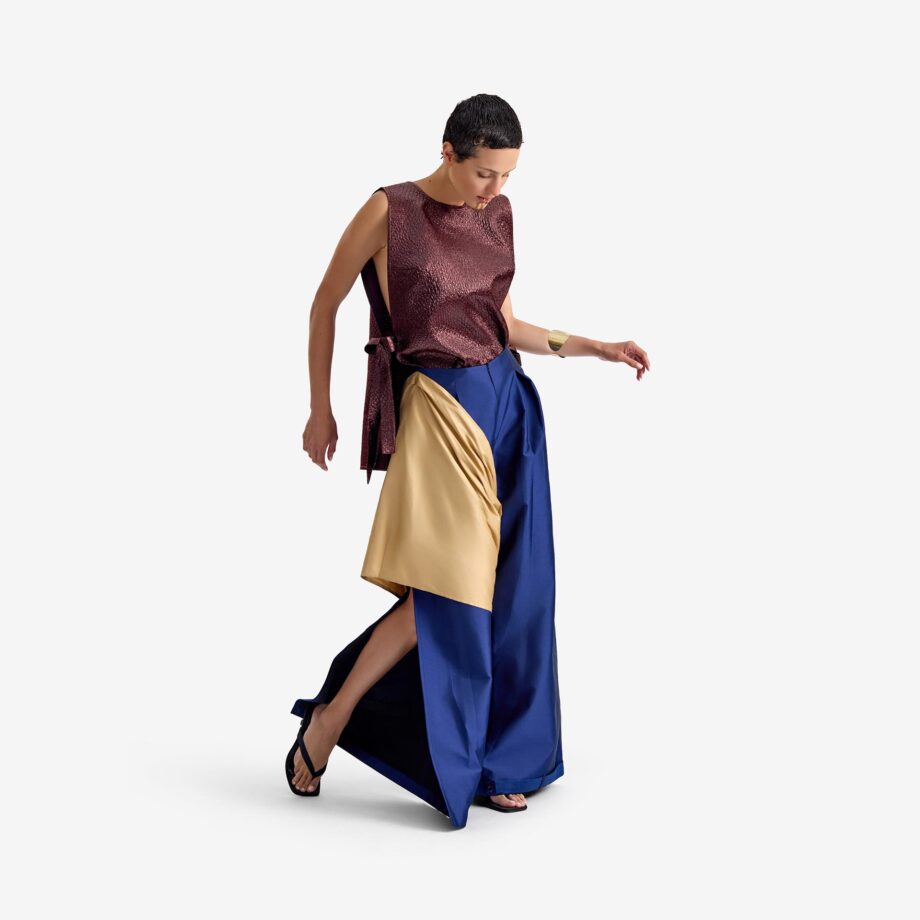 Silk Nest Top Dark burgundi - This jacquard top features a bold snake-skin-inspired texture, creating a high-fashion, distinctive look.